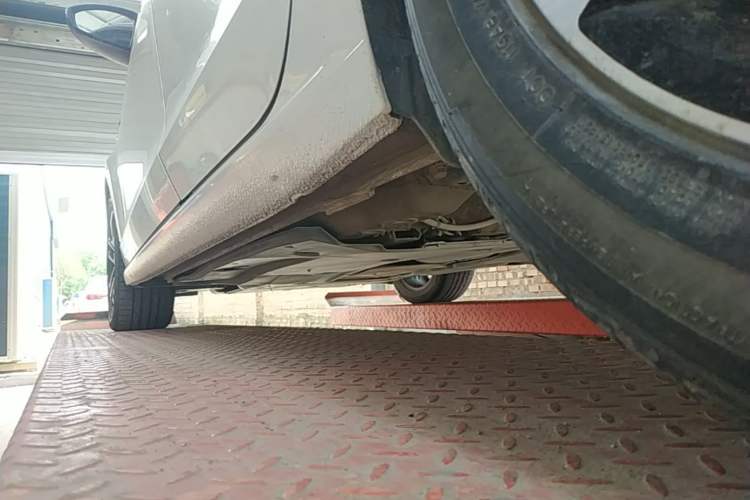 Used Volkswagen Lamando 2021 280TSI DSG Comfort Edition Left Side Sill