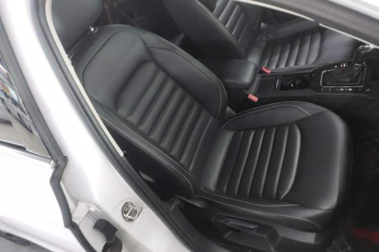 Used Volkswagen Lamando 2021 280TSI DSG Luxury Phantom Edition Right Front Seat