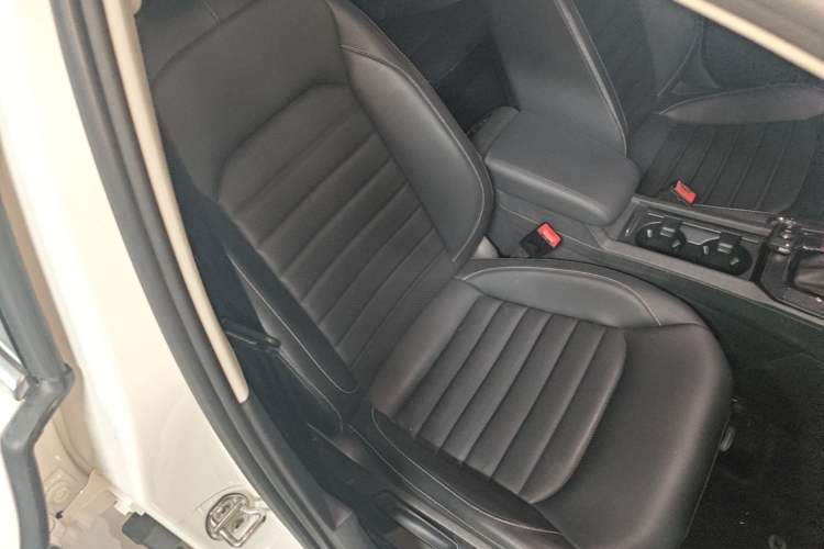 Used Volkswagen Lamando 2021 280TSI DSG Luxury Phantom Edition Right Front Seat
