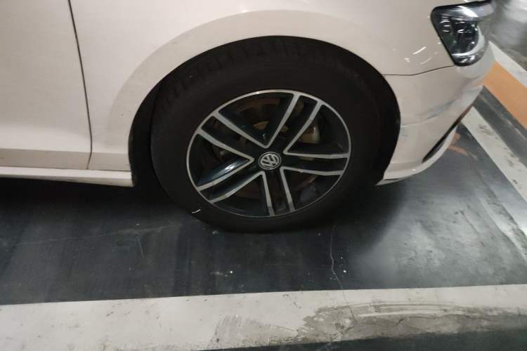 Used Volkswagen Lamando 2021 280TSI DSG Comfort Edition Right Front Wheel Hub