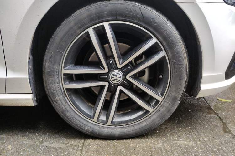 Used Volkswagen Lamando 2021 280TSI DSG Comfort Edition Right Front Wheel Hub