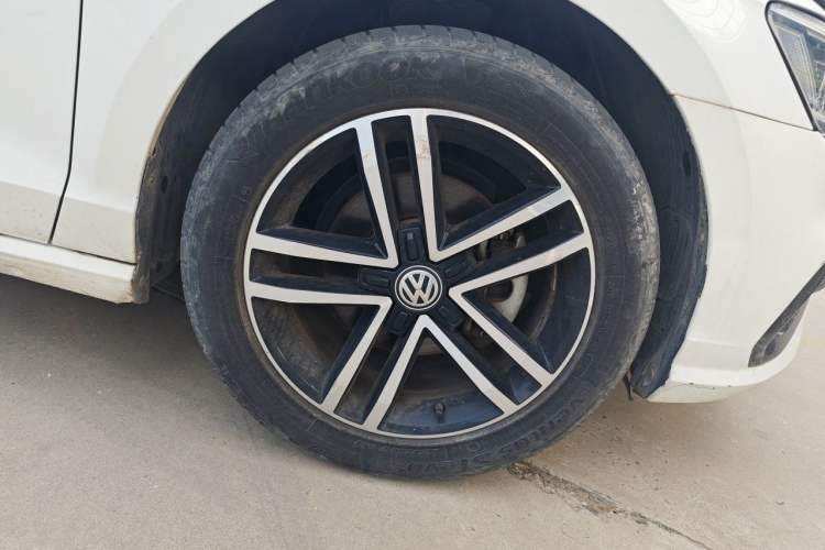 Used Volkswagen Lamando 2021 280TSI DSG Comfort Edition Right Front Wheel Hub
