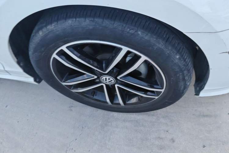 Used Volkswagen Lamando 2021 280TSI DSG Comfort Edition Right Front Wheel Hub
