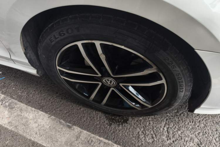 Used Volkswagen Lamando 2021 280TSI DSG Comfort Edition Right Front Wheel Hub