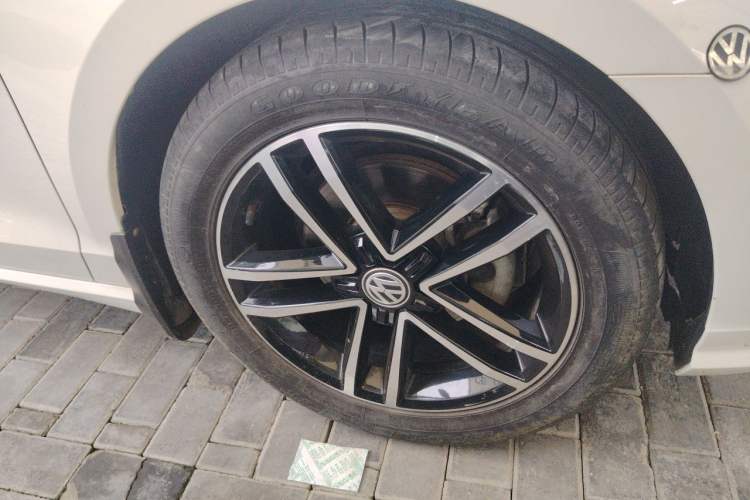 Used Volkswagen Lamando 2021 280TSI DSG Comfort Edition Right Front Wheel Hub