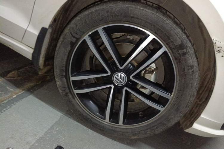 Used Volkswagen Lamando 2021 280TSI DSG Comfort Edition Right Front Wheel Hub
