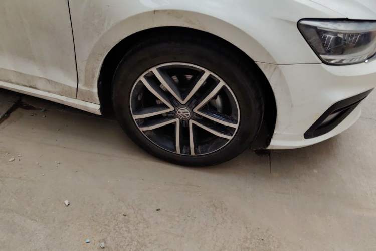 Used Volkswagen Lamando 2021 280TSI DSG Comfort Edition Right Front Wheel Hub