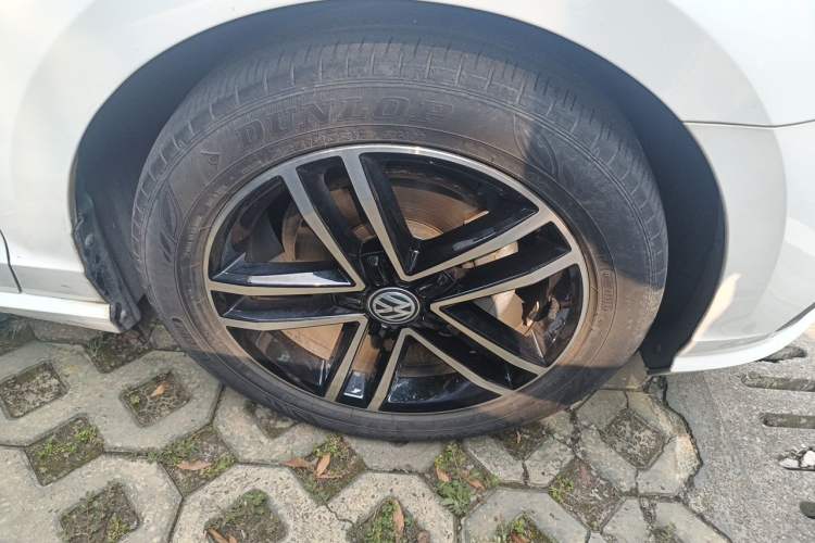 Used Volkswagen Lamando 2021 280TSI DSG Comfort Edition Right Front Wheel Hub