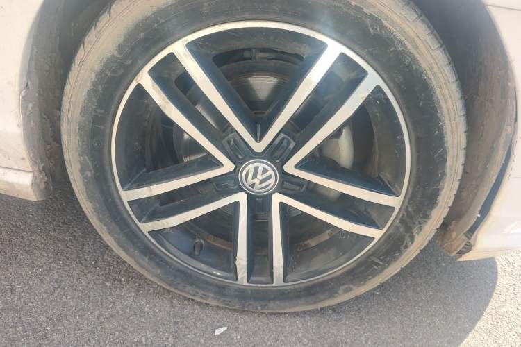 Used Volkswagen Lamando 2021 280TSI DSG Comfort Edition Right Front Wheel Hub