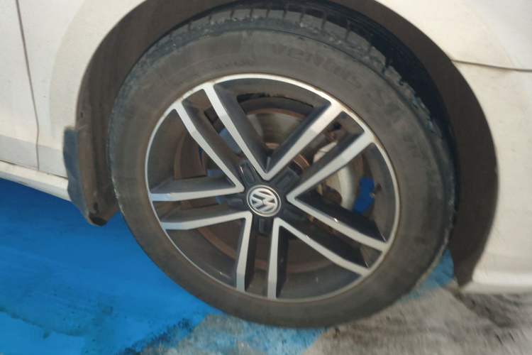 Used Volkswagen Lamando 2021 280TSI DSG Comfort Edition Right Front Wheel Hub