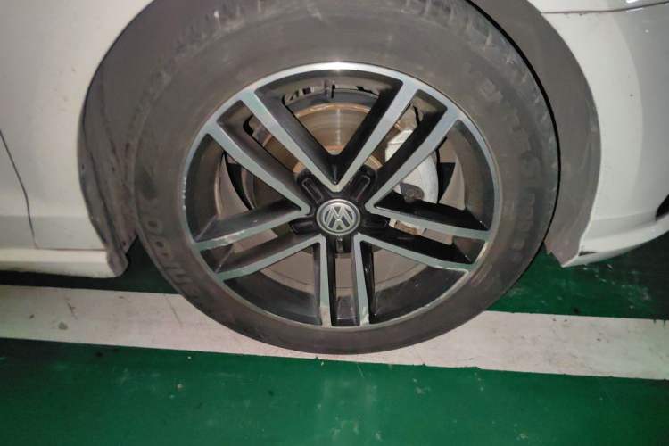 Used Volkswagen Lamando 2021 280TSI DSG Comfort Edition Right Front Wheel Hub