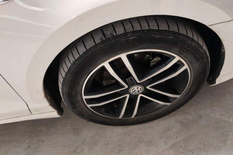 Used Volkswagen Lamando 2021 280TSI DSG Comfort Edition Right Front Wheel Hub