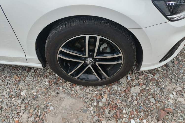 Used Volkswagen Lamando 2021 280TSI DSG Comfort Edition Right Front Wheel Hub