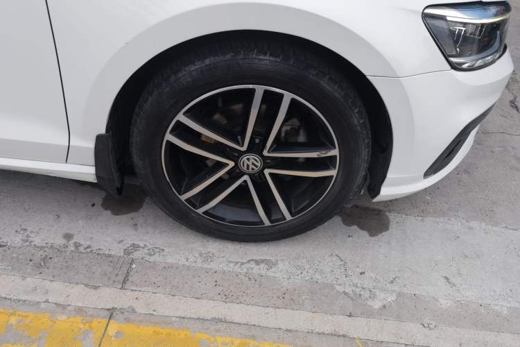 Used Volkswagen Lamando 2021 280TSI DSG Comfort Edition Right Front Wheel Hub