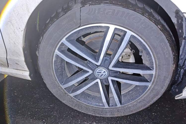 Used Volkswagen Lamando 2021 280TSI DSG Comfort Edition Right Front Wheel Hub