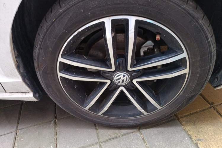 Used Volkswagen Lamando 2021 280TSI DSG Comfort Edition Right Front Wheel Hub