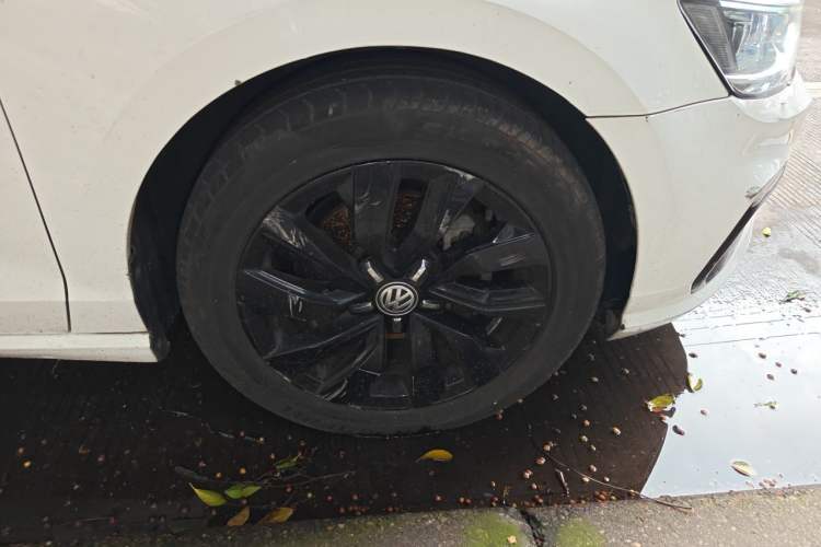 Used Volkswagen Lamando 2021 280TSI DSG Luxury Phantom Edition Right Front Wheel Hub