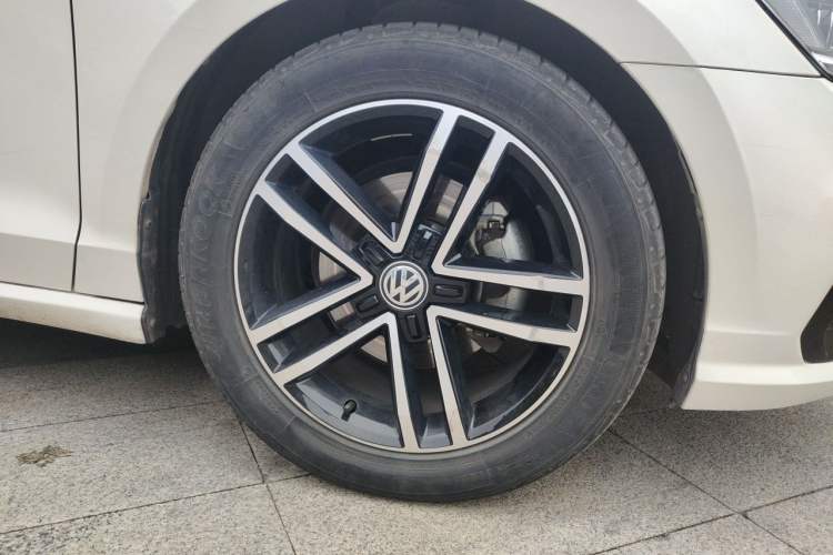 Used Volkswagen Lamando 2021 280TSI DSG Comfort Edition Right Front Wheel Hub