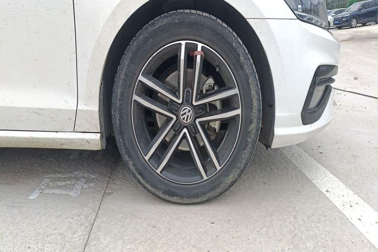 Used Volkswagen Lamando 2021 280TSI DSG Comfort Edition Right Front Wheel Hub
