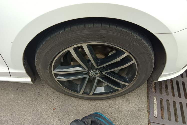 Used Volkswagen Lamando 2021 280TSI DSG Comfort Edition Right Front Wheel Hub