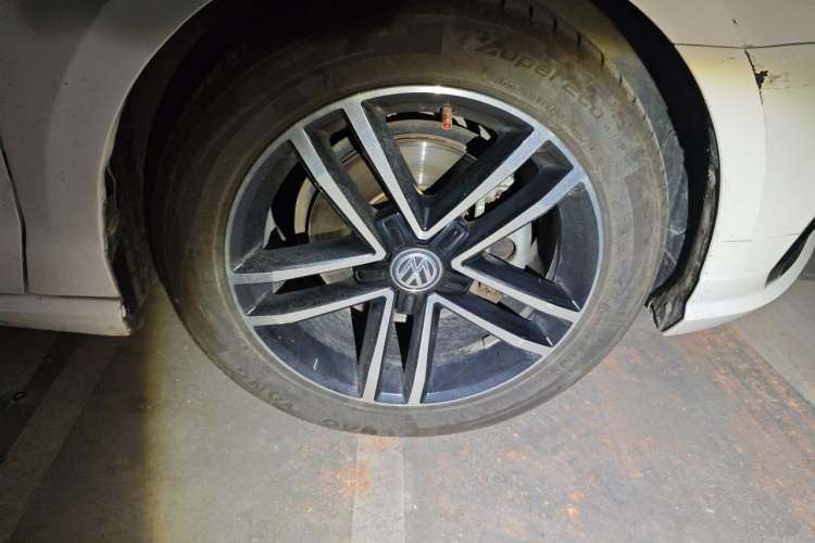Used Volkswagen Lamando 2021 280TSI DSG Comfort Edition Right Front Wheel Hub