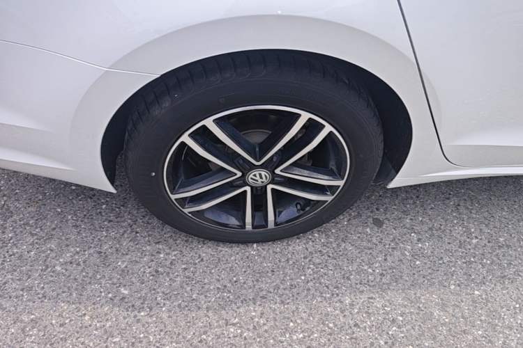 Used Volkswagen Lamando 2021 280TSI DSG Comfort Edition Right Rear Wheel Hub