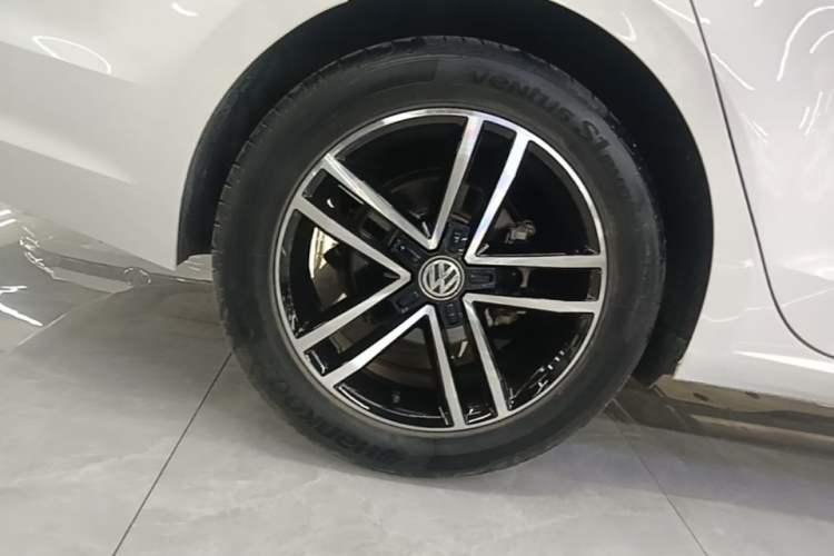 Used Volkswagen Lamando 2021 Revised Version 280TSI DSG Comfort Edition Right Rear Wheel Hub
