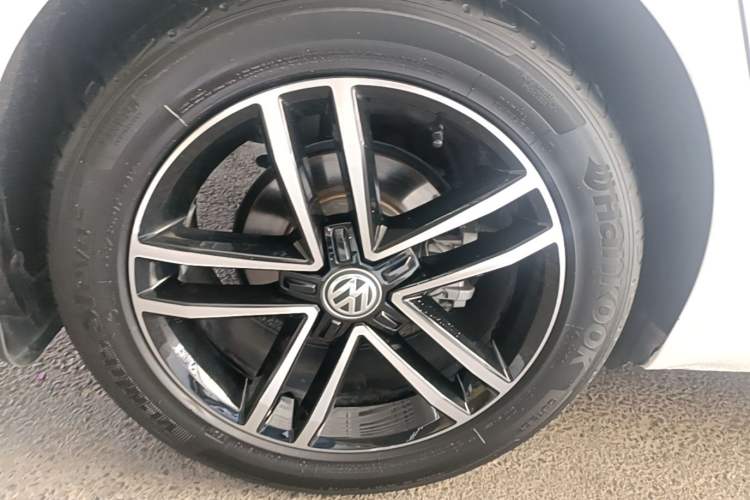 Used Volkswagen Lamando 2021 Facelift 280TSI DSG Comfort Edition (Manual Air Conditioning) Right Rear Wheel Hub