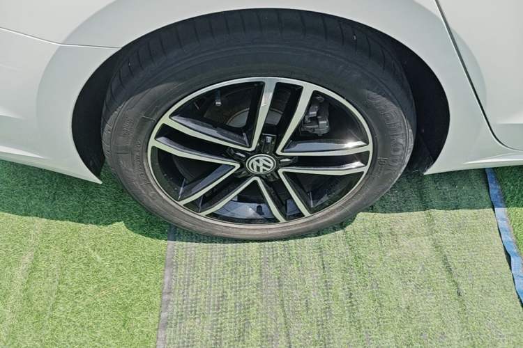 Used Volkswagen Lamando 2021 280TSI DSG Comfort Edition Right Rear Wheel Hub