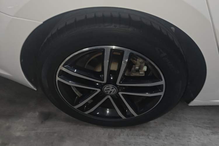 Used Volkswagen Lamando 2021 280TSI DSG Comfort Edition Right Rear Wheel Hub