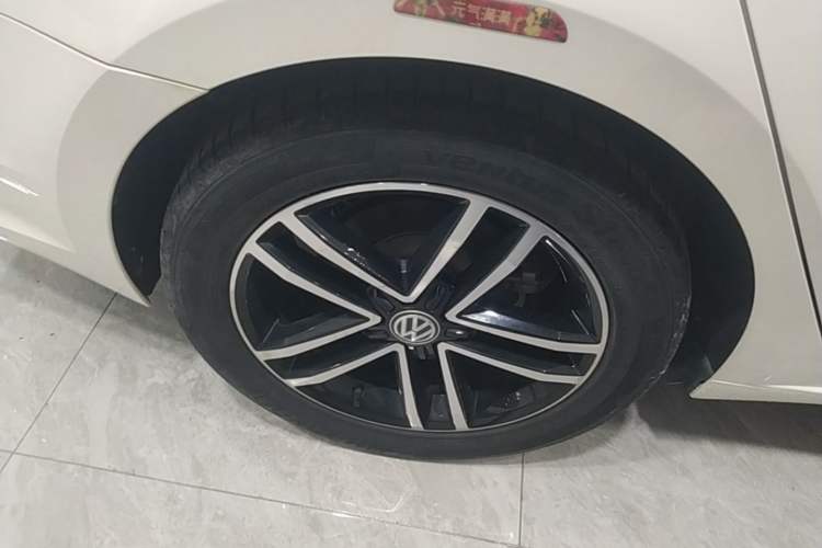Used Volkswagen Lamando 2021 280TSI DSG Luxury Phantom Edition Right Rear Wheel Hub