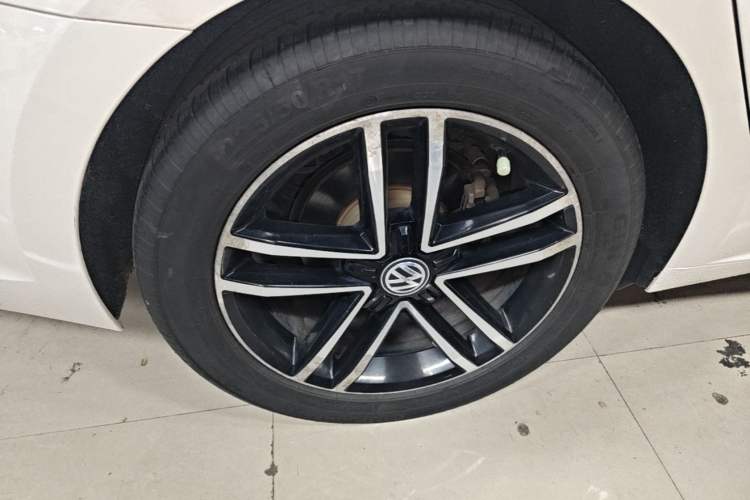 Used Volkswagen Lamando 2021 280TSI DSG Luxury Phantom Edition Right Rear Wheel Hub