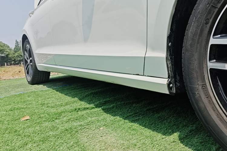 Used Volkswagen Lamando 2021 280TSI DSG Comfort Edition Right Side Sill
