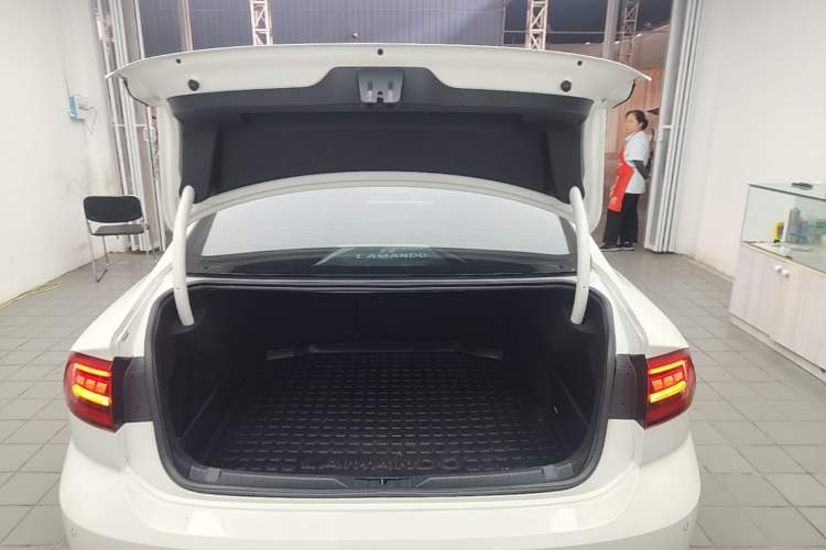 Used Volkswagen Lamando 2021 280TSI DSG Comfort Edition Trunk