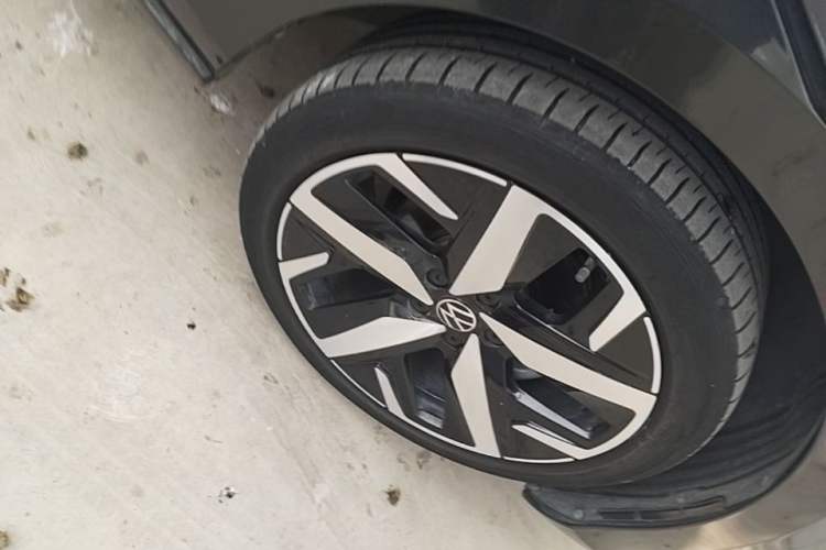 Used Volkswagen Lamando 2022 Lavida L 280TSI DSG Cool & Spicy Edition Right Front Wheel Hub