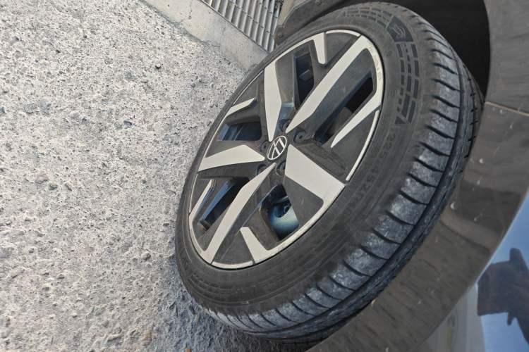 Used Volkswagen Lamando 2022 Lavida L 280TSI DSG Cool & Spicy Edition Right Front Wheel Hub