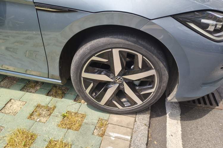 Used Volkswagen Lamando 2022 Lavida L 280TSI DSG Cool & Spicy Edition Right Front Wheel Hub