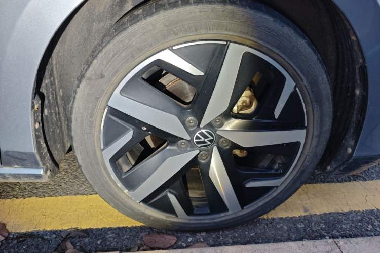 Used Volkswagen Lamando 2022 Lavida L 280TSI DSG Cool & Spicy Edition Right Front Wheel Hub