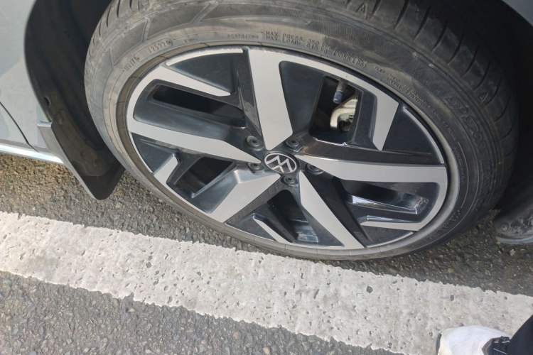 Used Volkswagen Lamando 2022 Lavida L 280TSI DSG Cool & Spicy Edition Right Front Wheel Hub