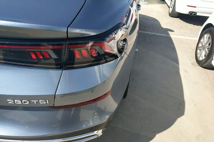Used Volkswagen Lamando 2022 Lavida L 280TSI DSG Cool & Spicy Edition Right Rear Taillight
