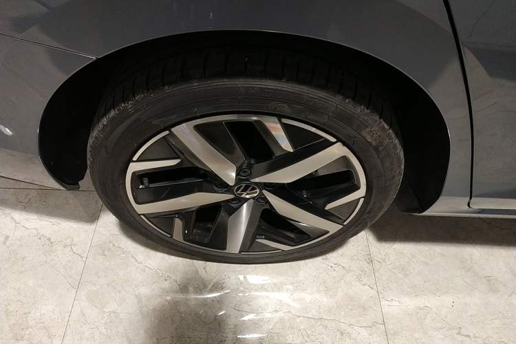 Used Volkswagen Lamando 2022 Lavida L 280TSI DSG Cool & Spicy Edition Right Rear Wheel Hub