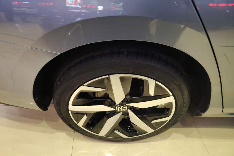Used Volkswagen Lamando 2022 Lavida L 280TSI DSG Cool & Spicy Edition Right Rear Wheel Hub