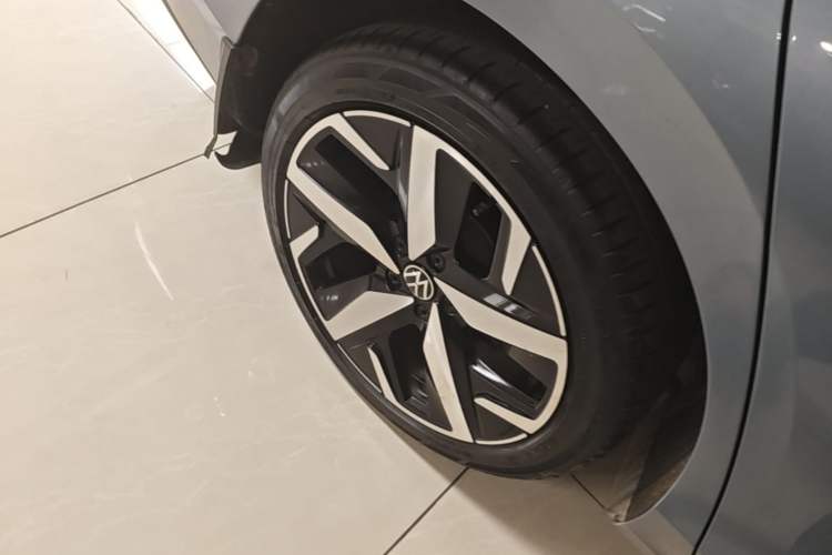 Used Volkswagen Lamando 2022 Lavida L 280TSI DSG Cool & Spicy Edition Right Rear Wheel Hub