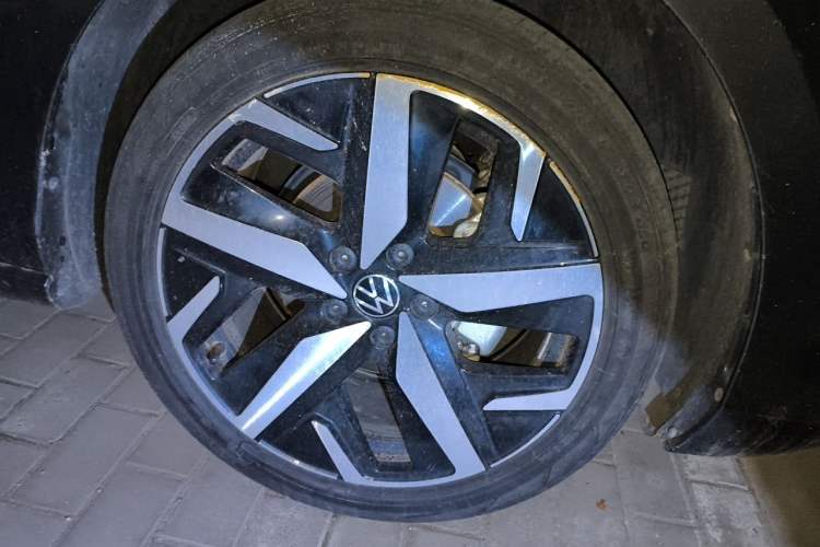 Used Volkswagen Lamando 2022 Lavida L 280TSI DSG Cool & Spicy Edition Right Front Wheel Hub