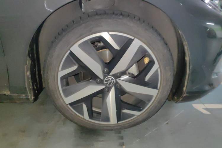 Used Volkswagen Lamando 2022 Lavida L 280TSI DSG Cool & Spicy Edition Right Front Wheel Hub