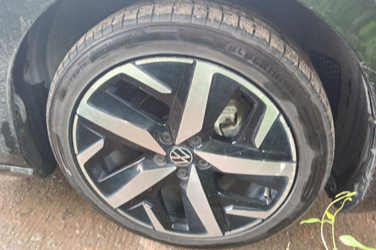 Used Volkswagen Lamando 2022 Lavida L 280TSI DSG Cool & Spicy Edition Right Front Wheel Hub