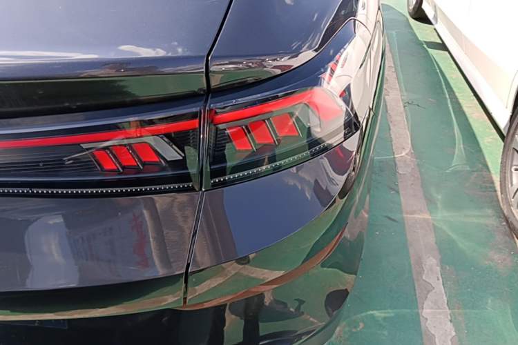 Used Volkswagen Lamando 2022 Lavida L 280TSI DSG Cool & Spicy Edition Right Rear Taillight