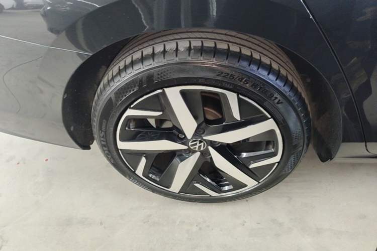 Used Volkswagen Lamando 2022 Lavida L 280TSI DSG Cool & Spicy Edition Right Rear Wheel Hub