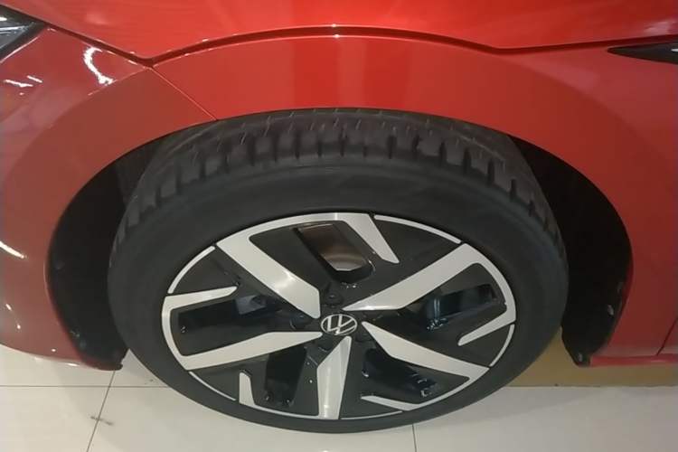 Used Volkswagen Lamando 2022 Lavida L 280TSI DSG Cool & Spicy Edition Left Front Wheel Hub