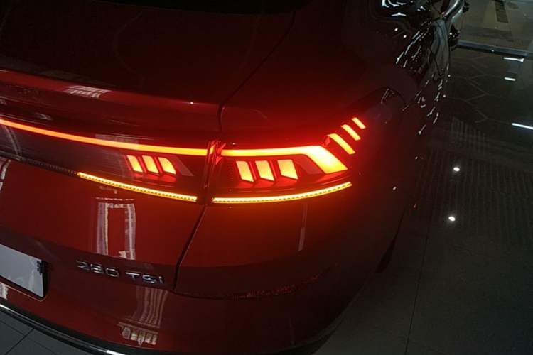 Used Volkswagen Lamando 2022 Lavida L 280TSI DSG Cool & Spicy Edition Right Rear Taillight